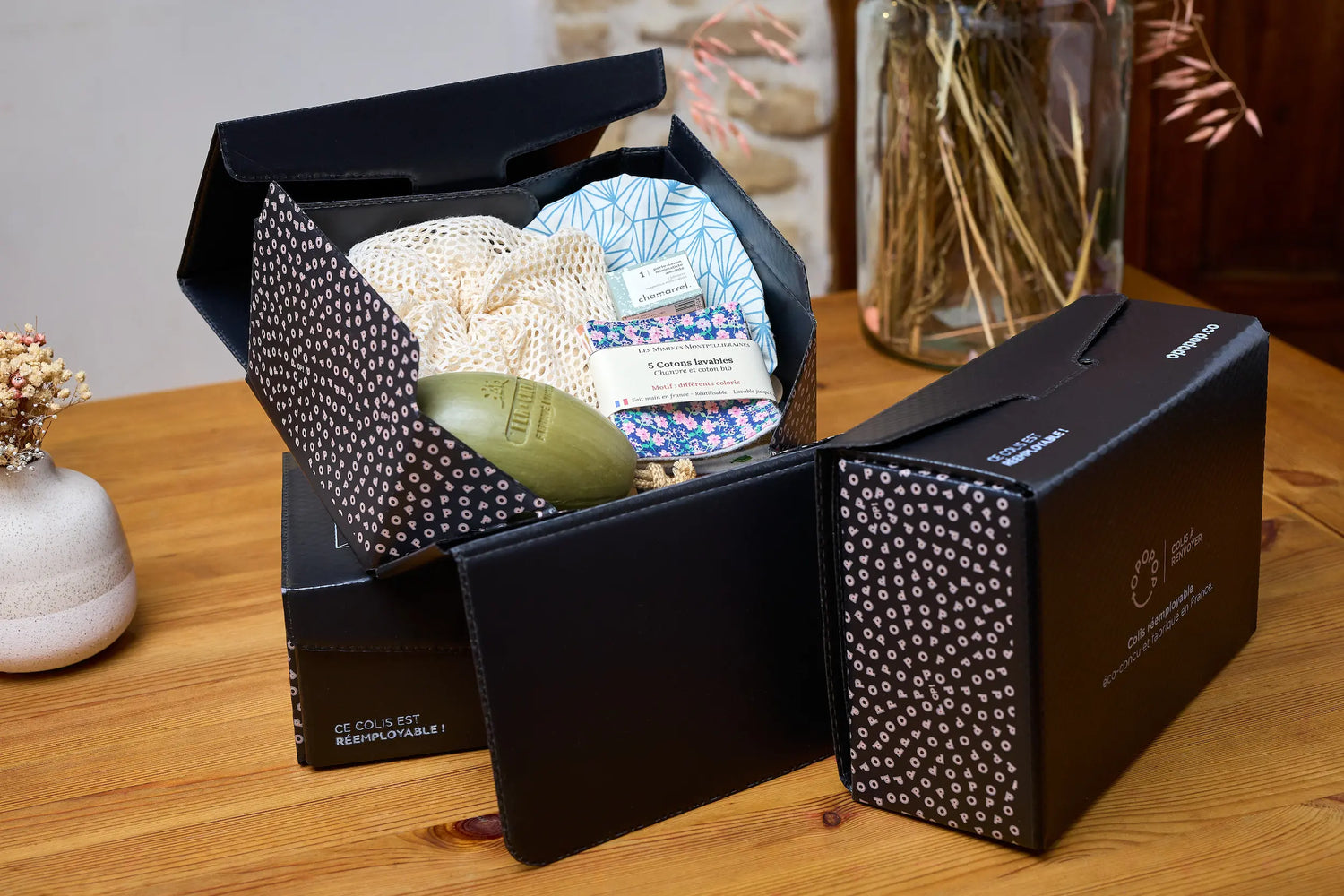 Exemple de box mensuelle zéro déchet personnalisée avec produits écologiques pour la cuisine, la salle de bain et la buanderie